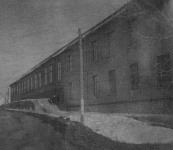 A kib�v�tett iskola